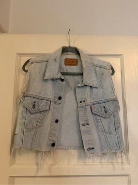 Vintage Levi’s Light Wash Distressed Denim Vest Women’s Size Small
